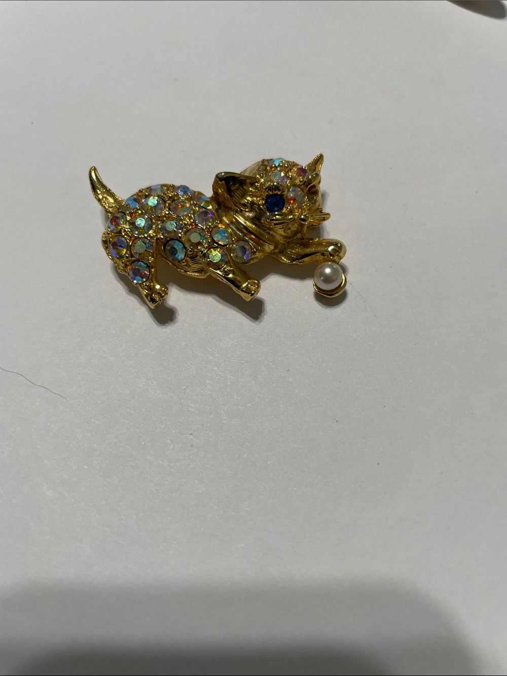 Loveanthrolove Gold-Tone Crystal Cat Brooch with Pearl